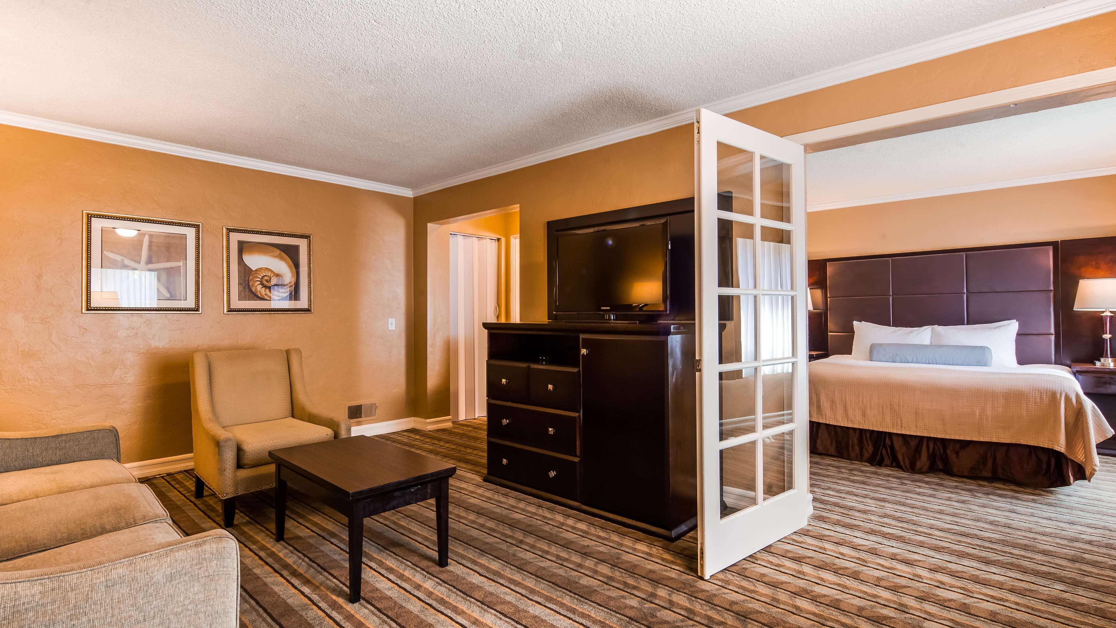 Best Western Carmel'S Town House Lodge Exterior photo
