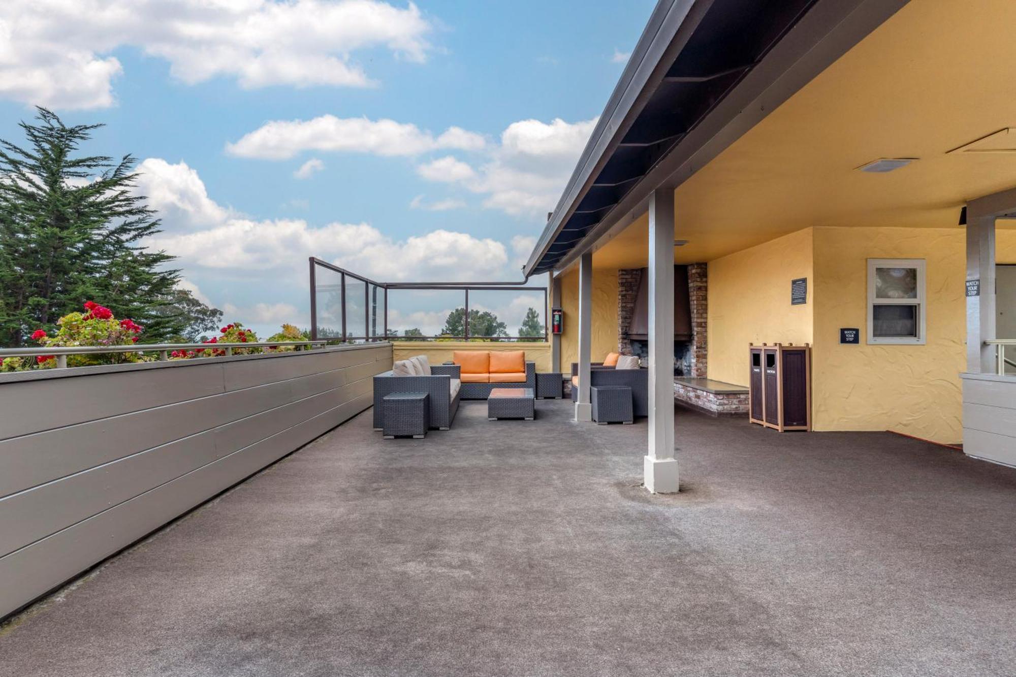 Best Western Carmel'S Town House Lodge Exterior photo