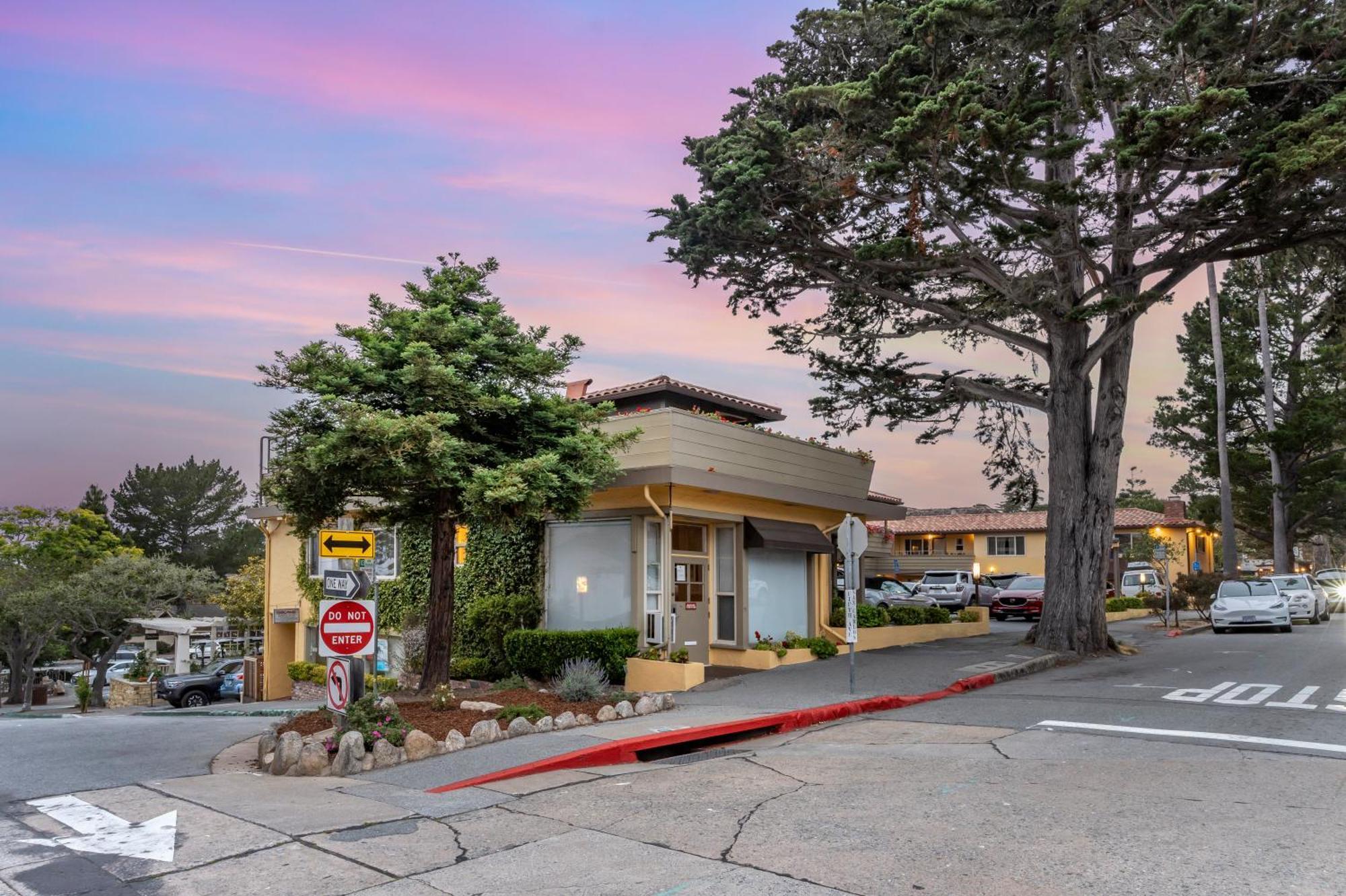 Best Western Carmel'S Town House Lodge Exterior photo
