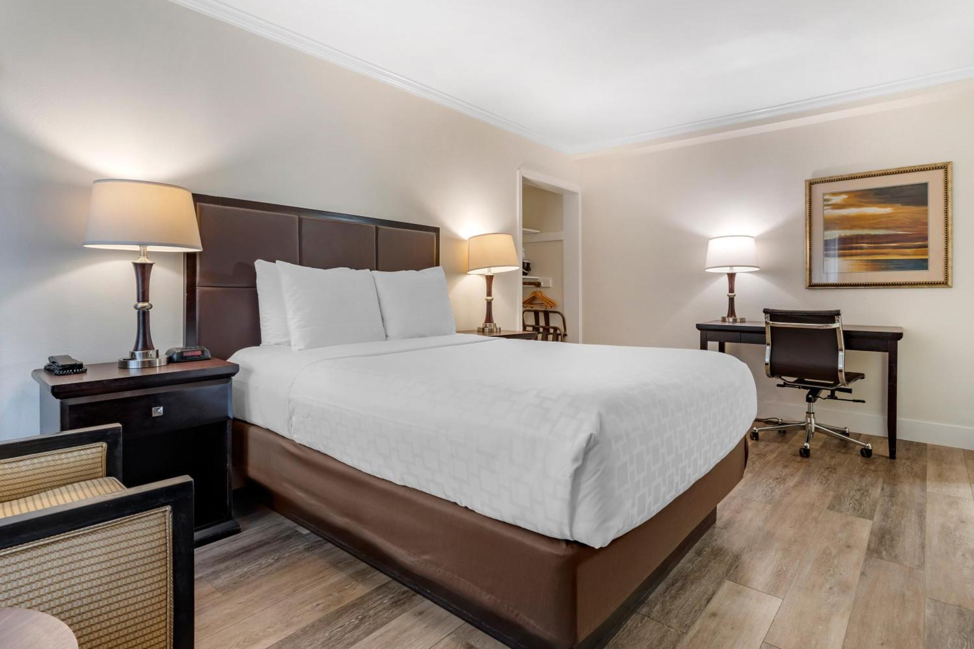 Best Western Carmel'S Town House Lodge Exterior photo