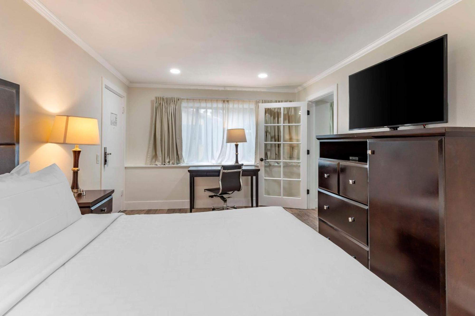 Best Western Carmel'S Town House Lodge Exterior photo