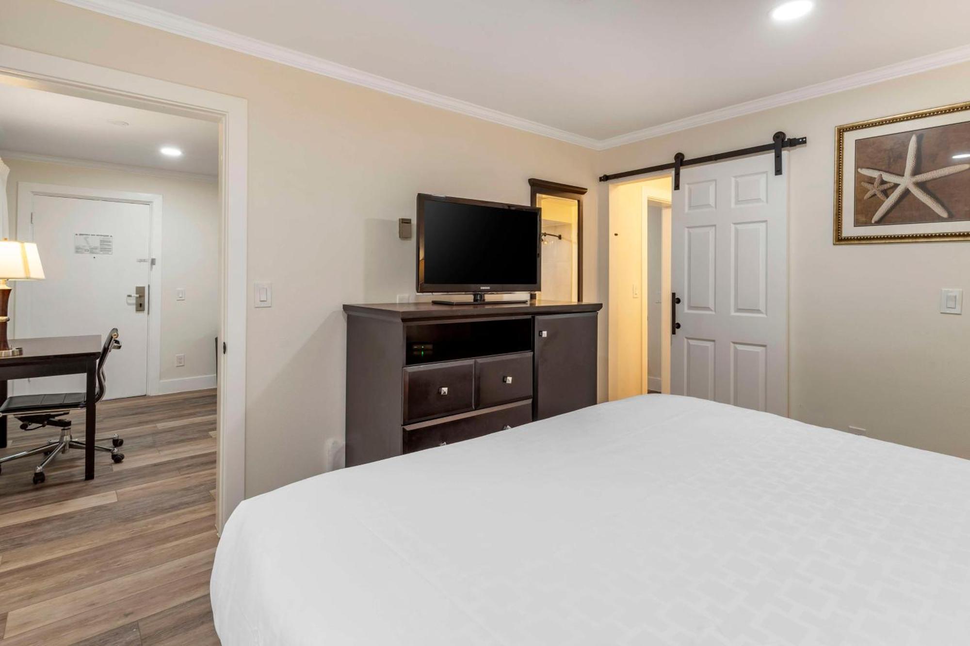 Best Western Carmel'S Town House Lodge Exterior photo
