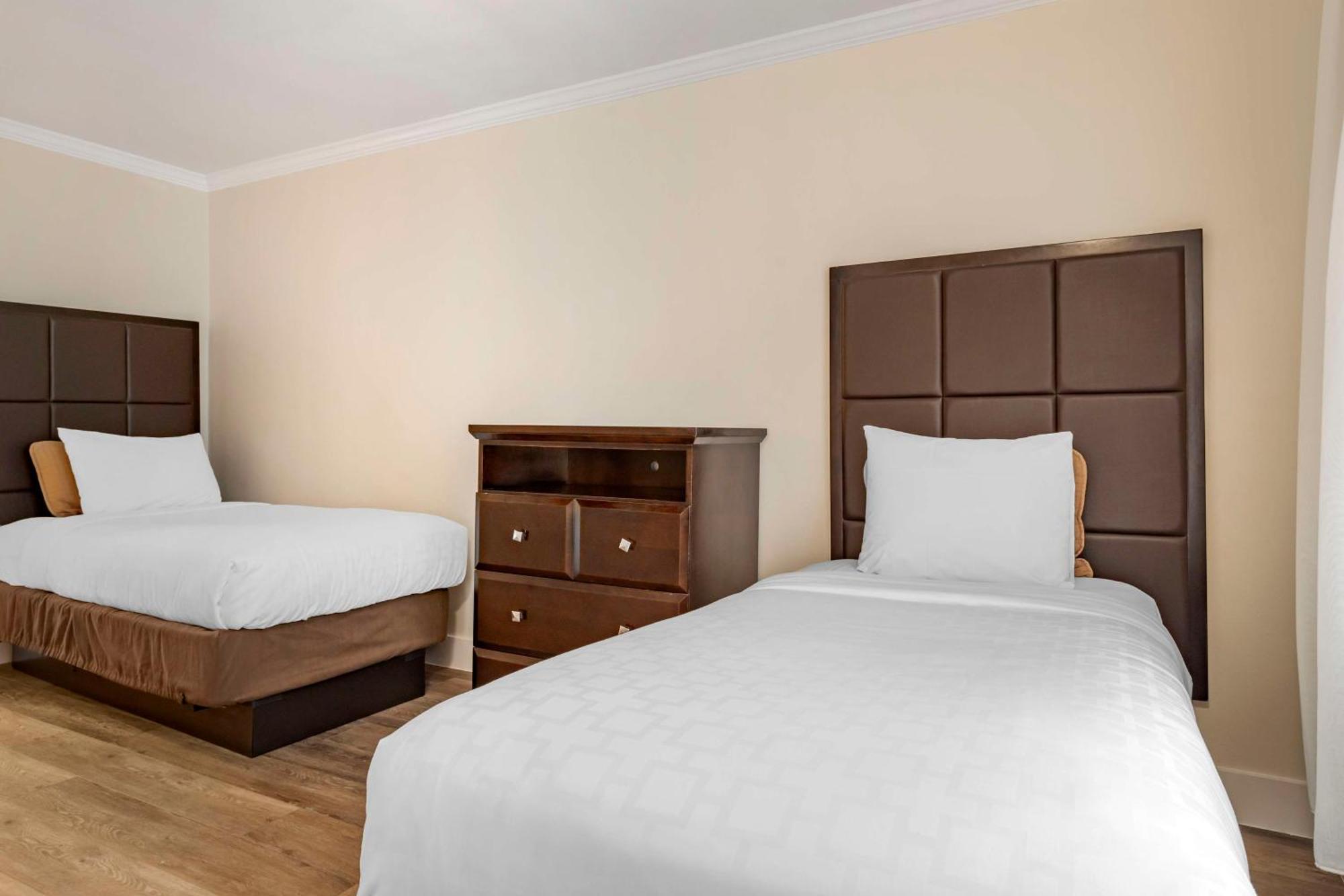 Best Western Carmel'S Town House Lodge Exterior photo