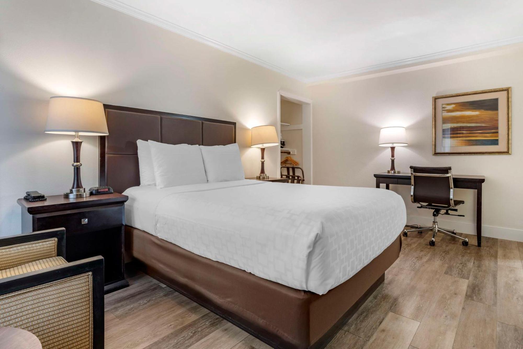 Best Western Carmel'S Town House Lodge Exterior photo
